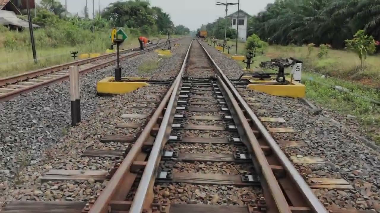 🌐 Kereta Api Terlihat dari Rumah Sinyal (Blok A) Sebelah Timur Stasiun Negararatu