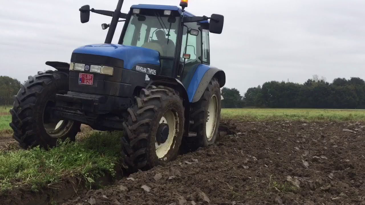 ploegen in schriek met New holland TM 125 met kuhn ploeg