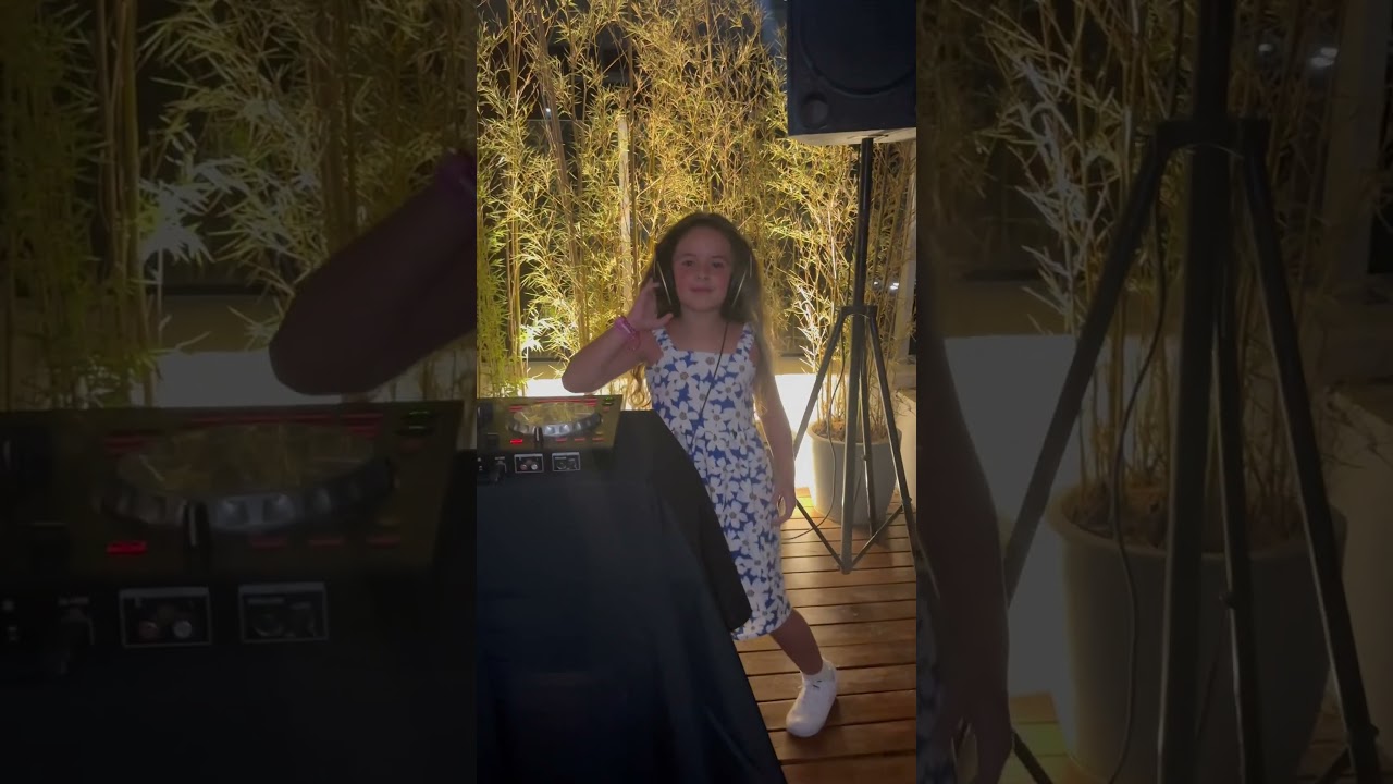 Eliza Matos se aventurando como DJ mirim no Rio de Janeiro 