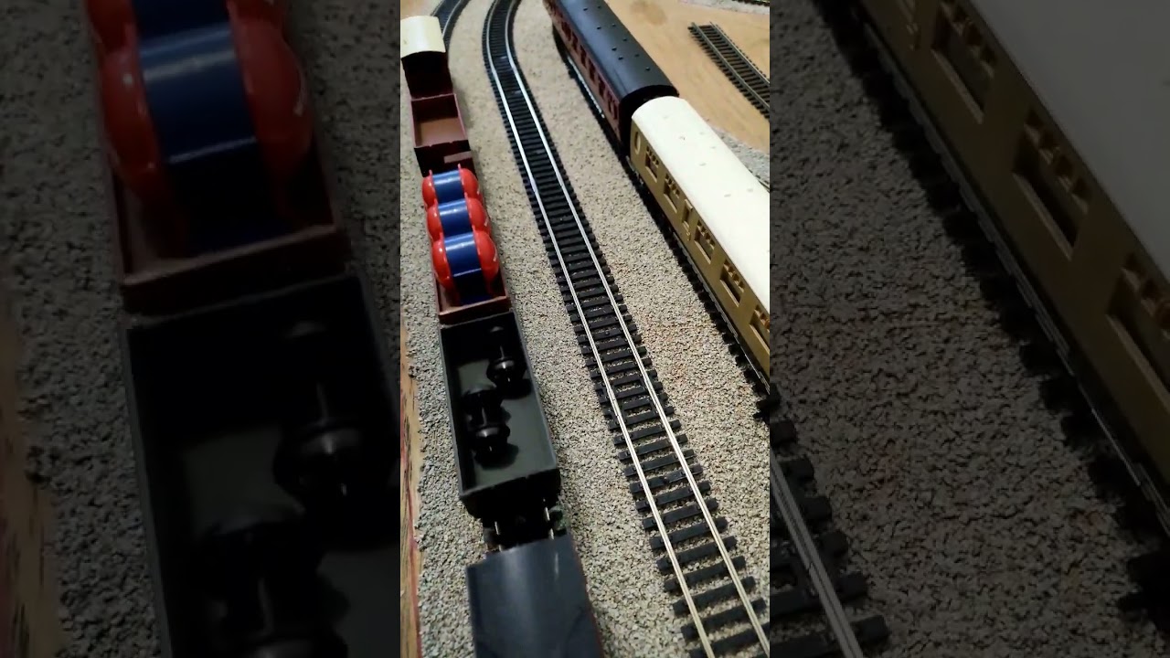 Small model train 00 gauge #train #modelrail #modeltrain #modelrailroad #railmodel #steamlocomotive