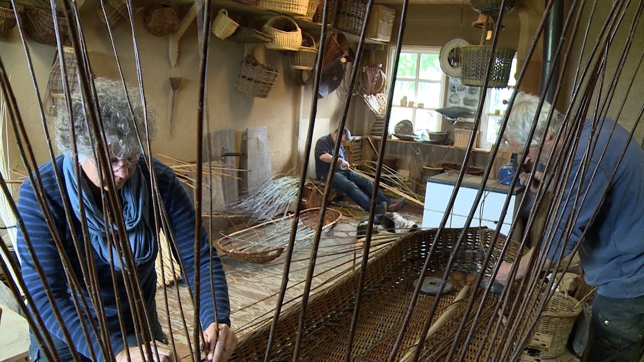 ‘De Makers’ Afl. 4: Ambachtelijk gemaakte grafmanden van lokale wilgentenen