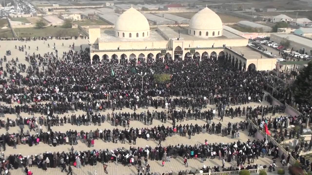 Nardaran Rəhimə xanım (ə) ziyarətgahının minarəsindən Hüseyniyyəsində   Aşura günü Əzadarlıq