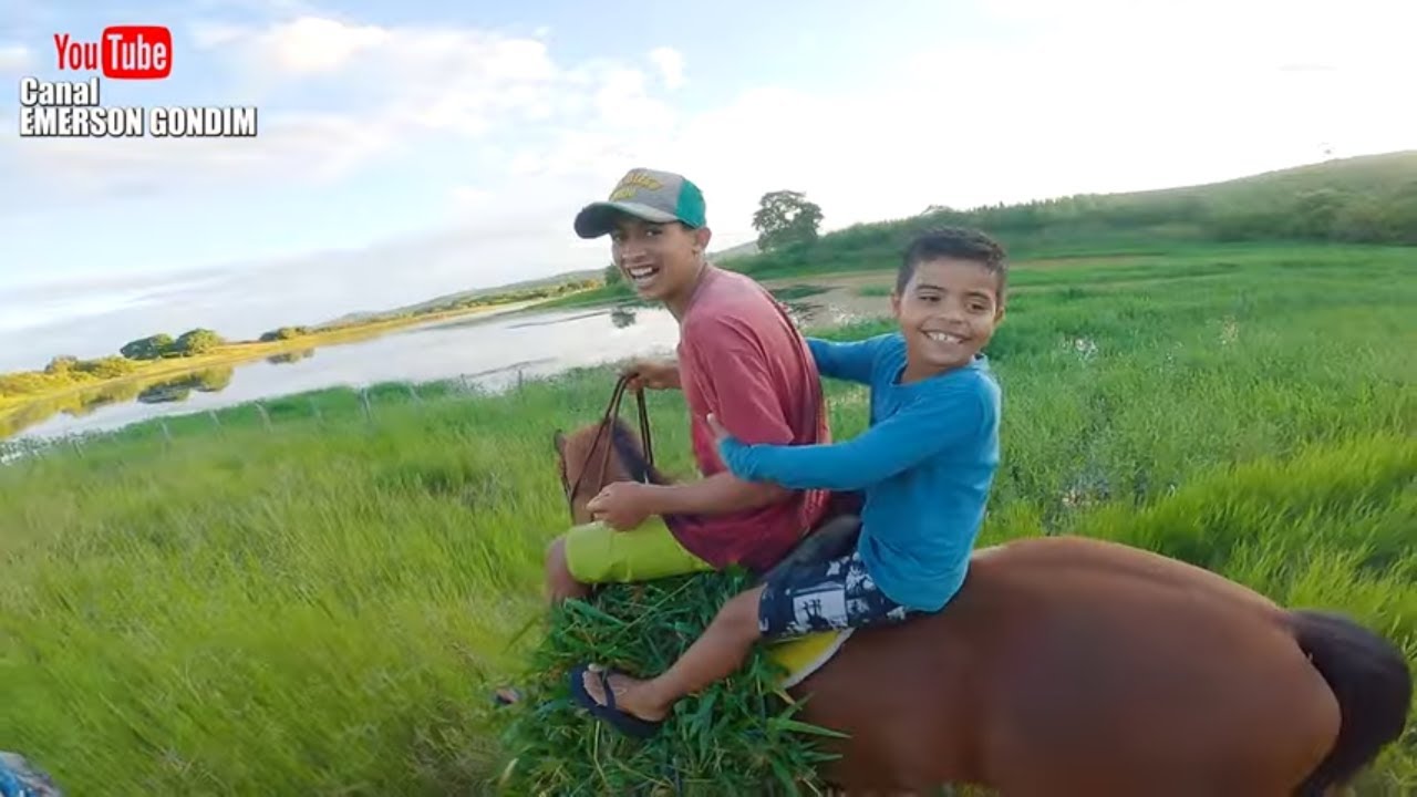 VAQUEIRO LEVY  CARLINHOS E AMIGOS ENCHENDO CESTAS DE CAPIM MUITA RESENHA DA TURMA NO PARQUE GUARANI