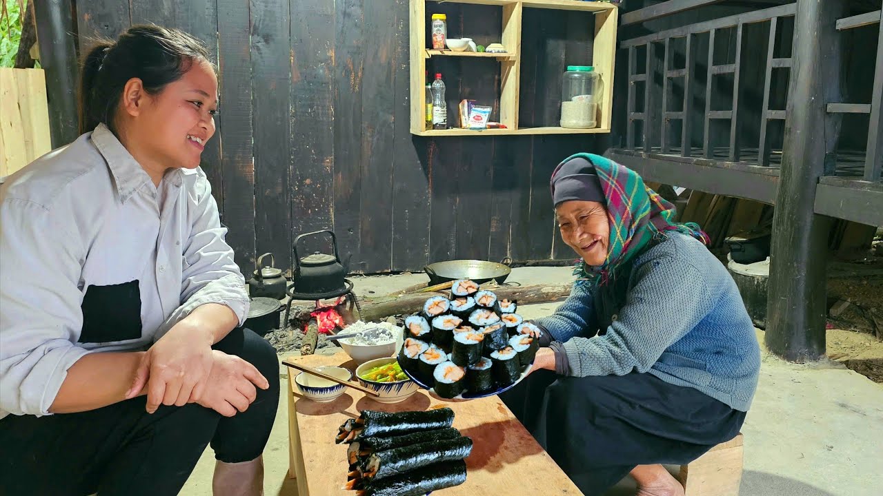 The old woman tasted seaweed prepared by the homeless girl for the first time.