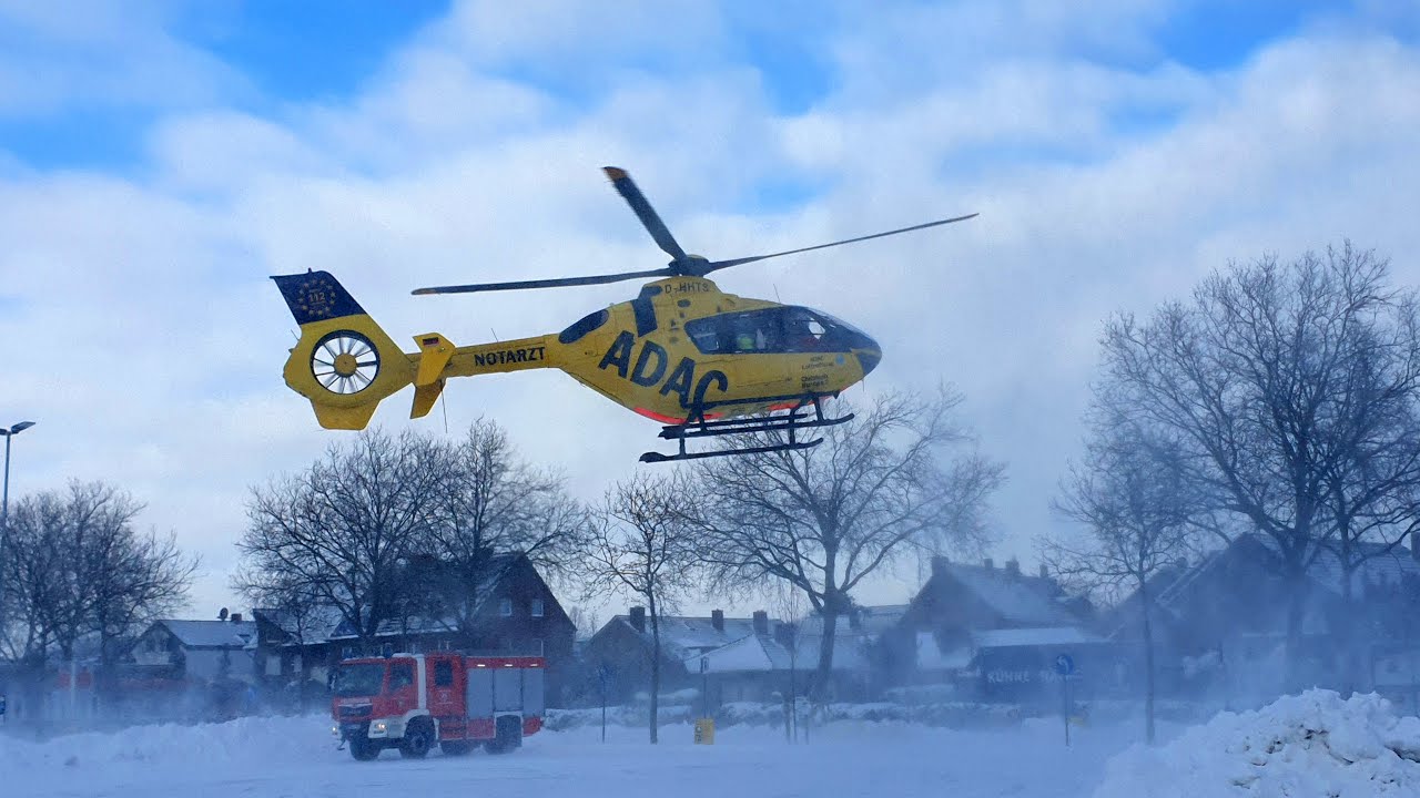 Rettungshubschrauber startet nach Schneesturm vom REAL-Parkplatz in Bocholt
