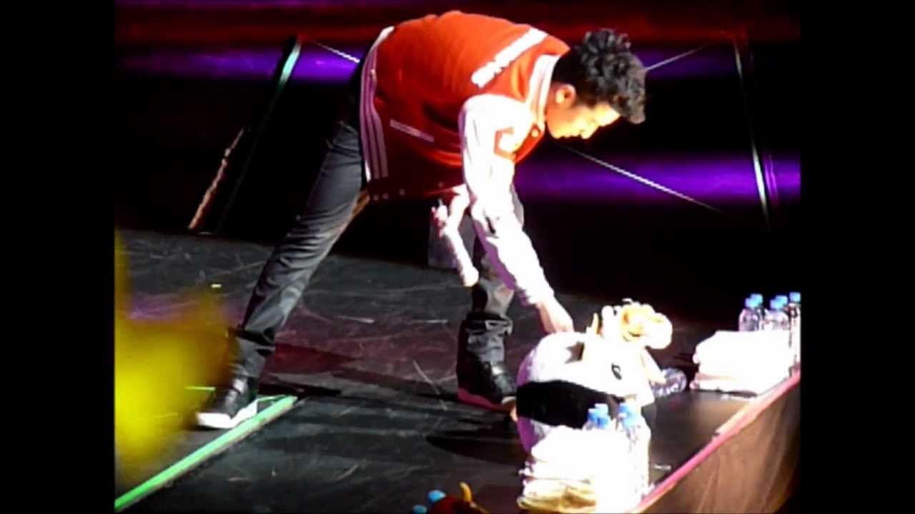 Seungri (승리) organizing stuffed animals