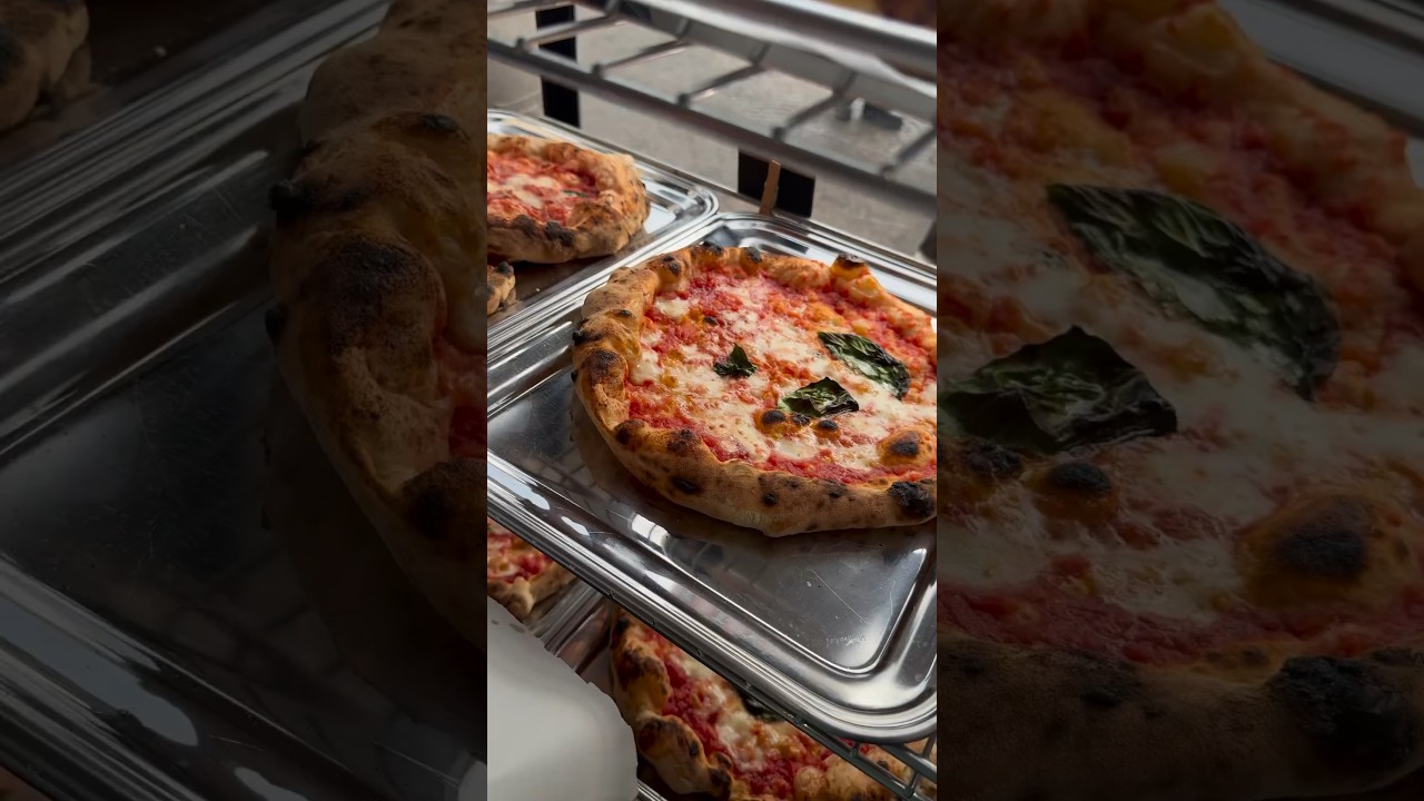 PIZZA A PORTAFOGLIO 😍🤌🏻 #streetfood #napoli #pizza #pizzanapoletana #pizzalover #asmrfood #food