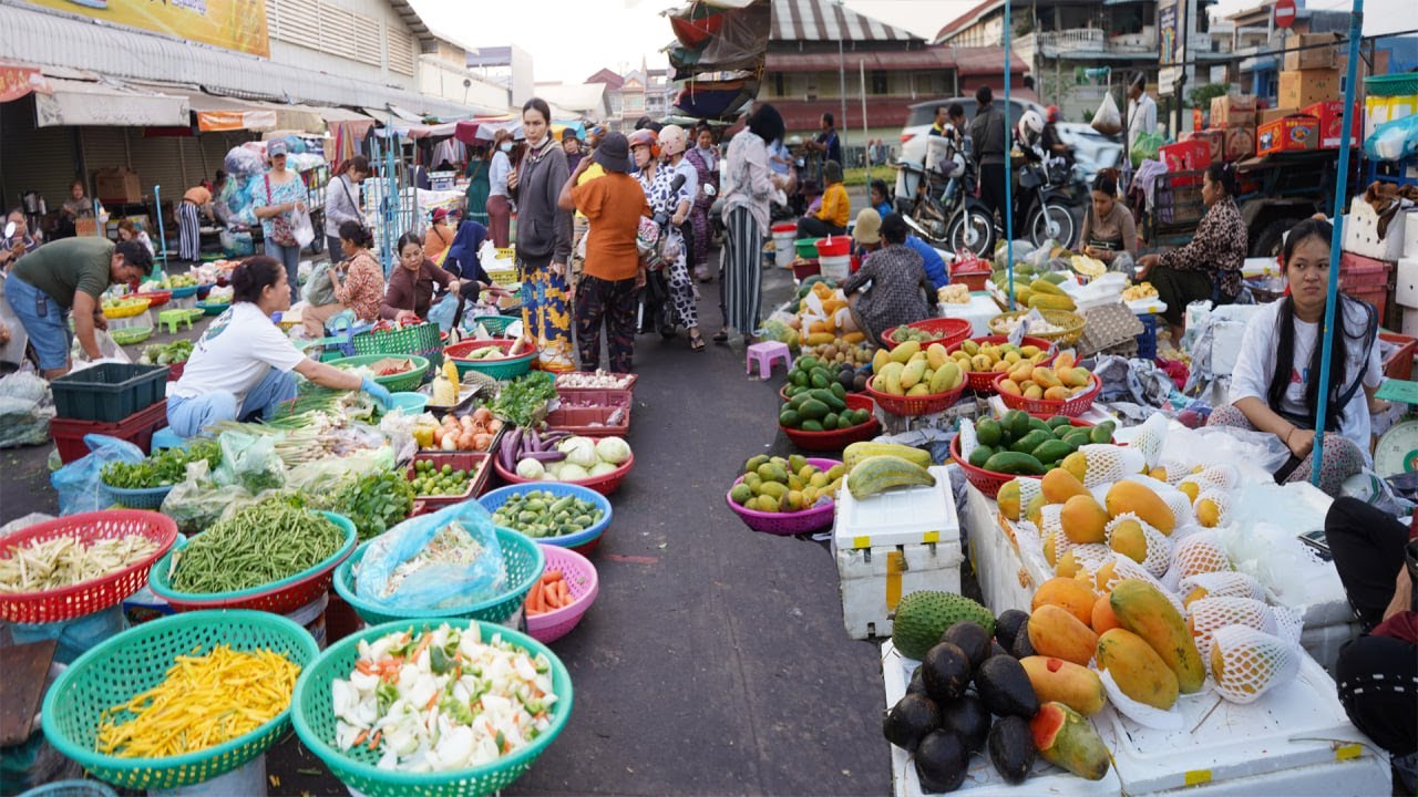 Best Cambodian Early Morning Food Market – Plenty Fresh Fruit, Vegetable, Meat & More Food