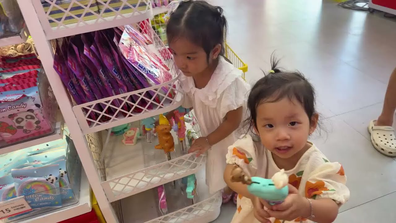 Moza Tinh T&uacute;, Moca Gia T&uacute; đưa ba Trịnh T&uacute; Trung đi chọn kẹo ở thế giới đồ ăn vặt Kisnac