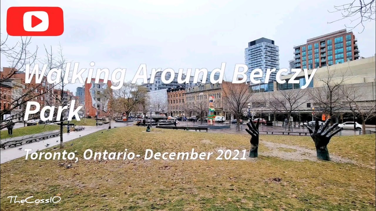 🚶‍♂️Walking Around Berczy Park In Toronto, Ontario 🇨🇦- December 2021