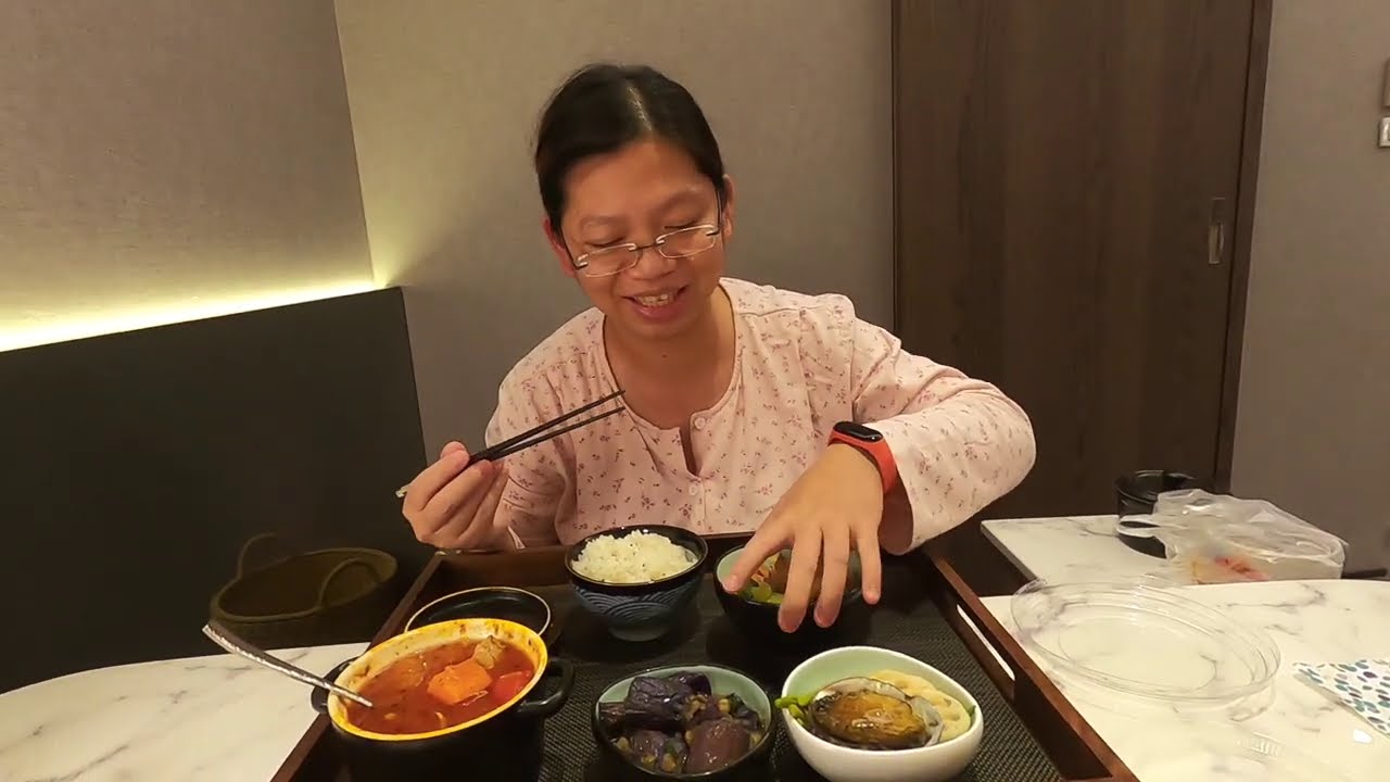 月子中心vlog｜海鮮九孔..高級圓型便當月子餐｜桐桐撞到頭