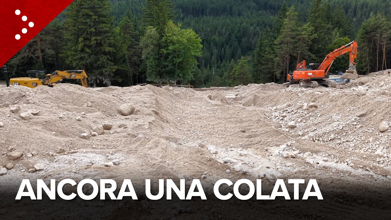 San Vito di Cadore, nuova colata detritica interrompe la SS51 Alemagna: le immagini della frana