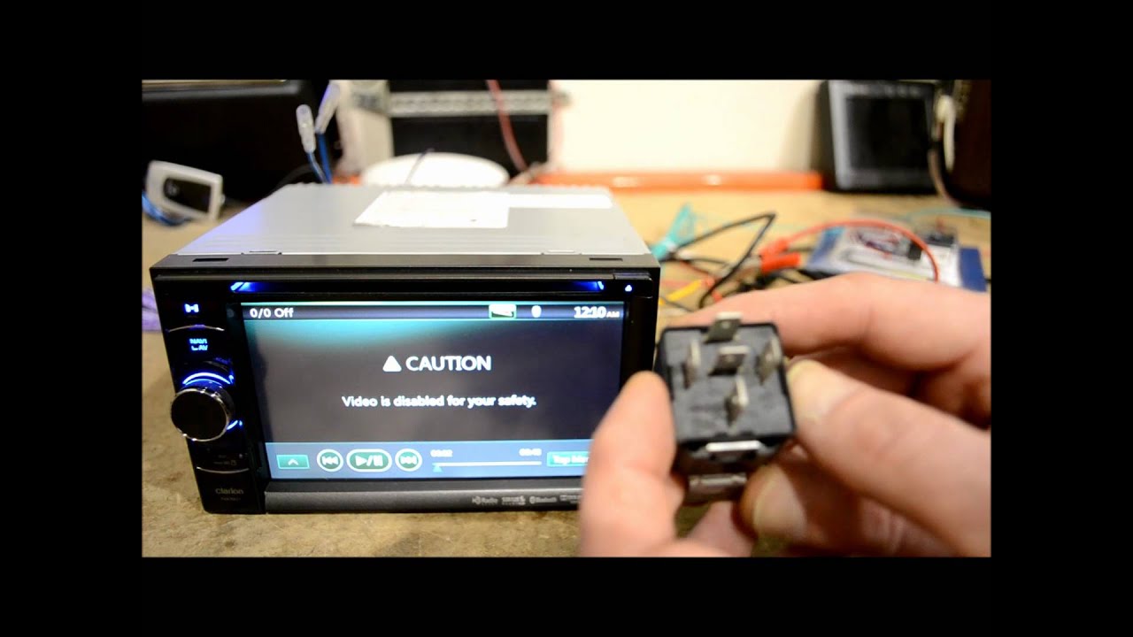 Как обойти стояночный тормоз с помощью DVD-плеера с GPS-навигацией в приборной панели