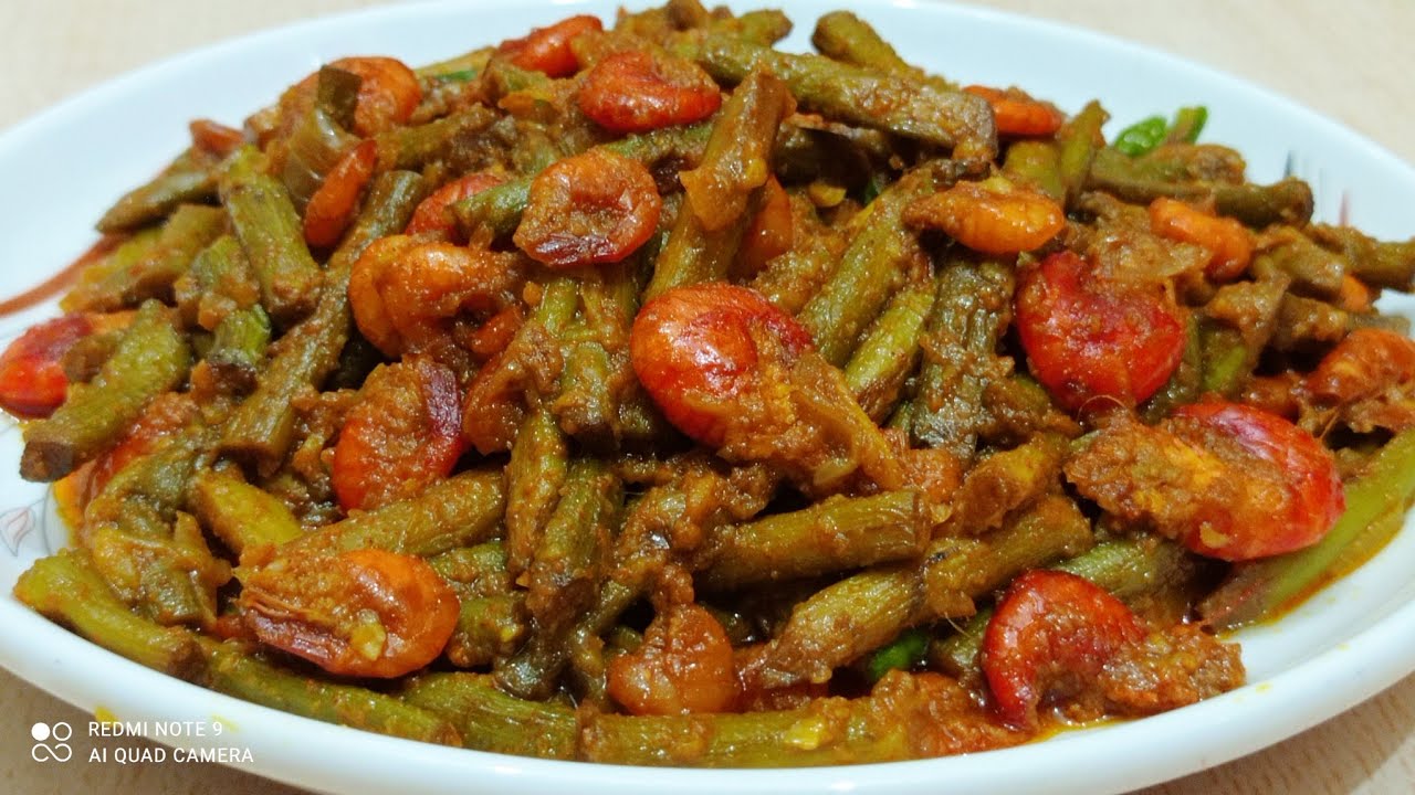 কচুর লতি দিয়ে চিংড়ি মাছ রান্না||লতি দিয়ে চিংড়ি মাছের ভুনা রেসিপি||Loti with chingri