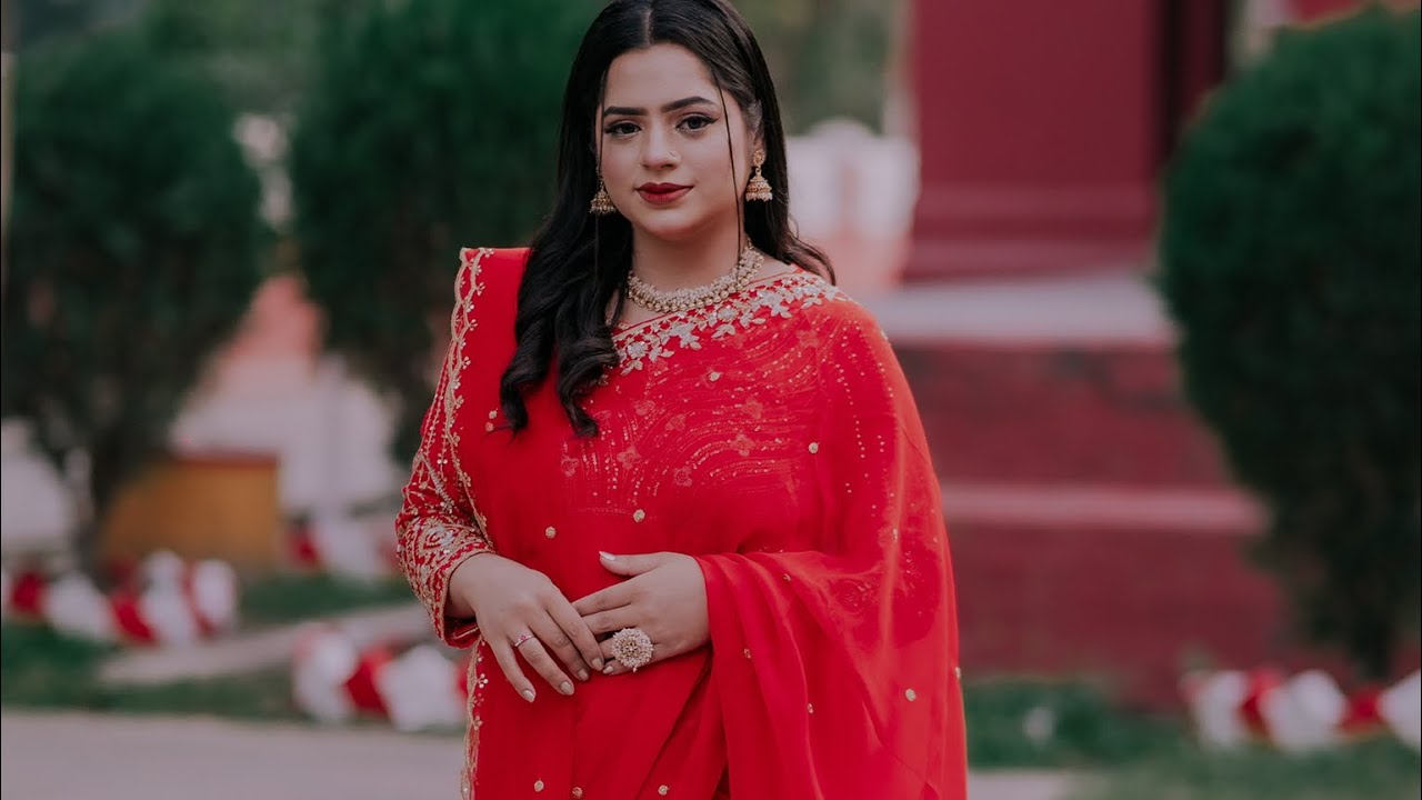 লাল টুকটুকে বউ সেজেও মনের বিষন্নতা দূর করতে পারলাম না।