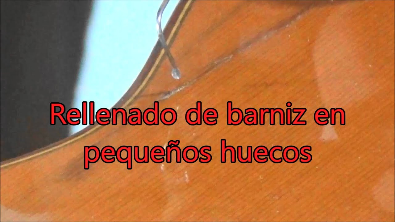 Rellenado con barniz de pequeños huecos en la madera.
