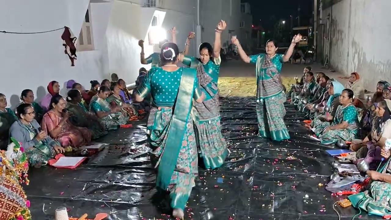 વીણા બેન ના ઘેર આનંદ  નો ગરબો
