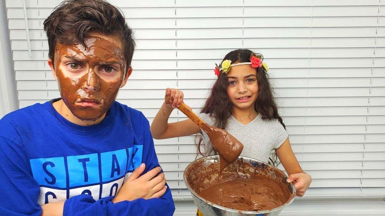 Heidi y Zidane juegan un divertido juego de chocolate