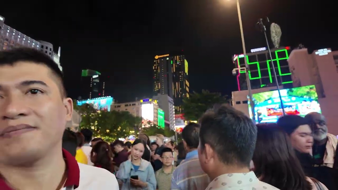 Đường phố chiều 28 Tết 2026