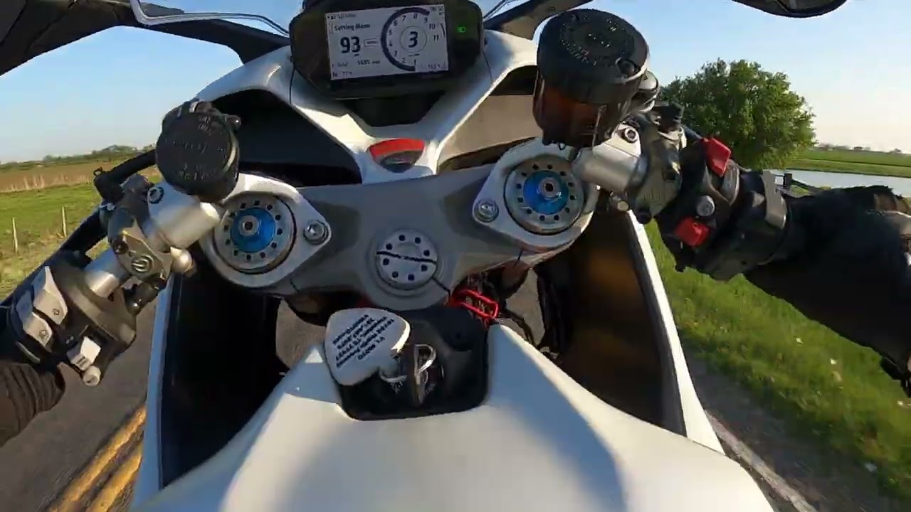 (RAW) Ducati Supersport S 950 Wheelies Top Speed and Burnout