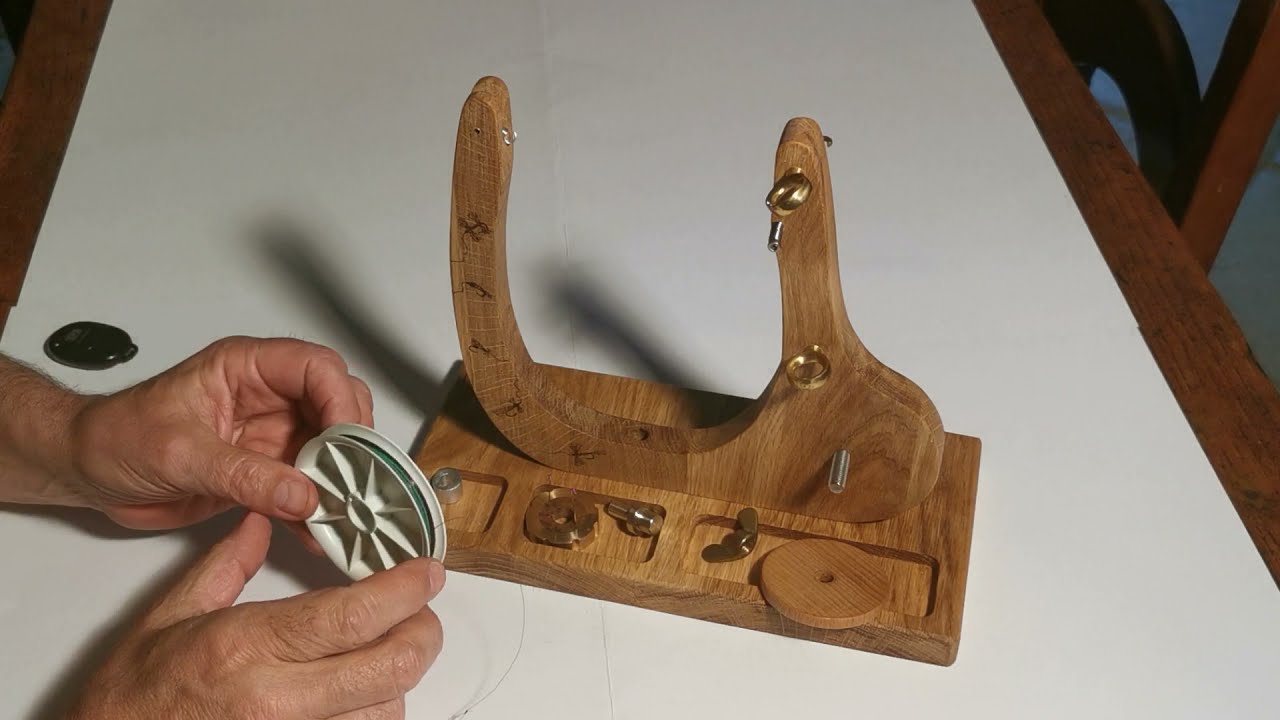 Outillage pour le montage des mouches artificielles sur un fil en nylon