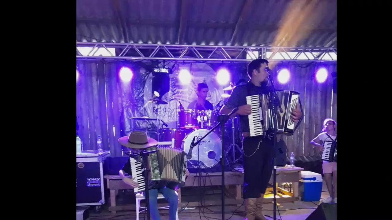 João Miguel toca a música 