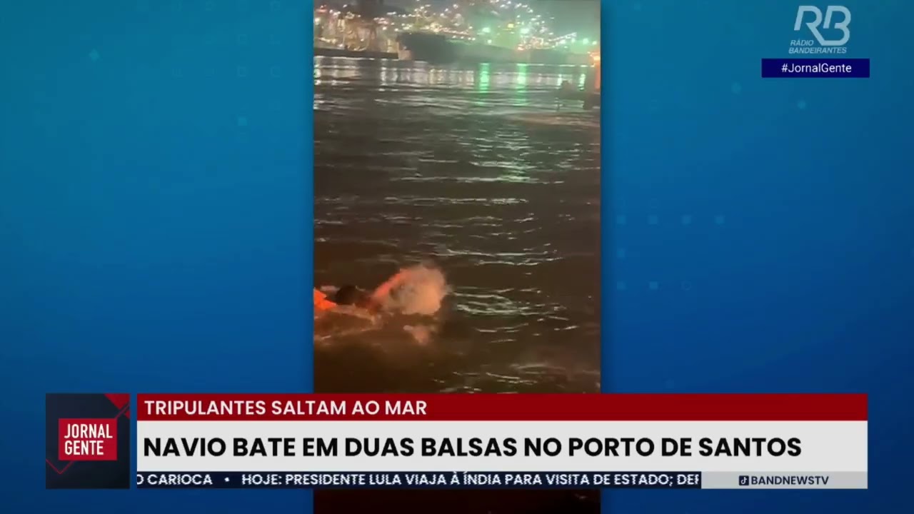 Navio colide com balsas na travessia Santos-Guarujá