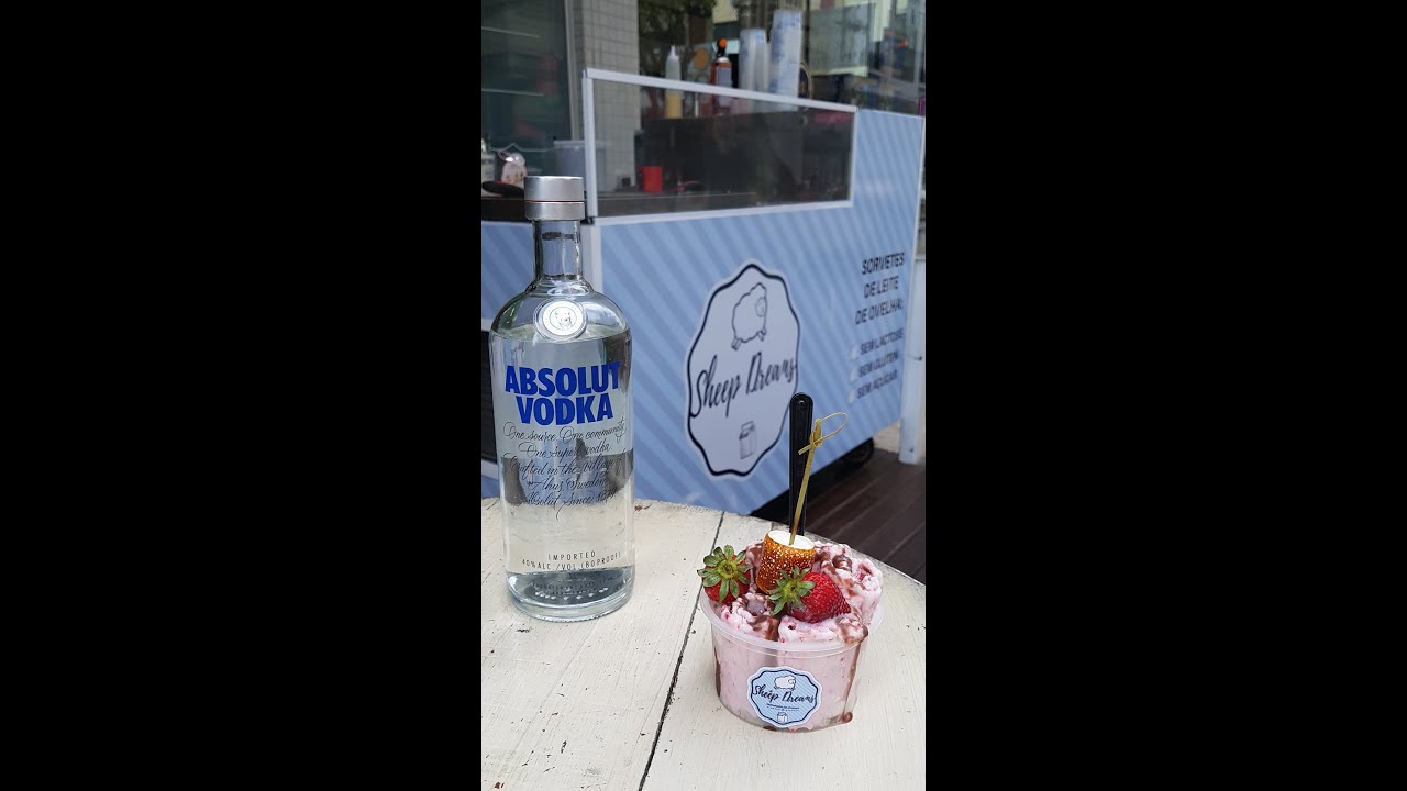 Sorvete na chapa alco&oacute;lico com Vodka e morango.