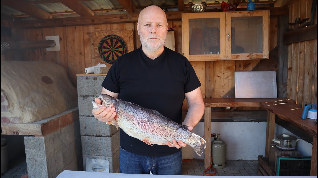 Lachsforelle mit Salzmantel im Lehmofen
