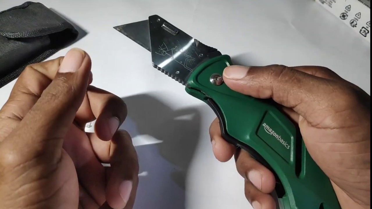 Review - AmazonBasics Heavy Duty Folding Utility Knife with Belt Cutter and Blade Storage