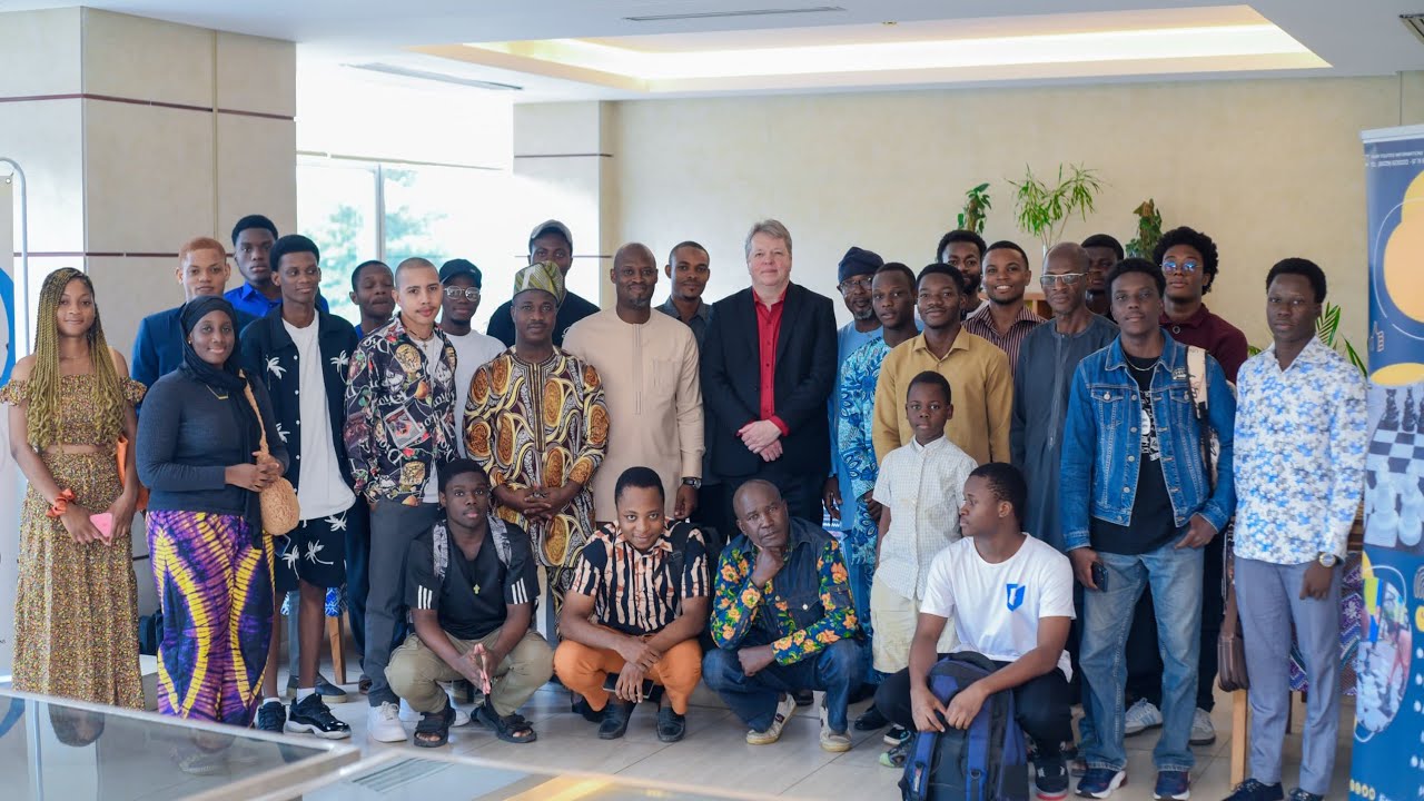 Le Grand Maître du jeu d’échecs Nigel SHORT en visite au Bénin