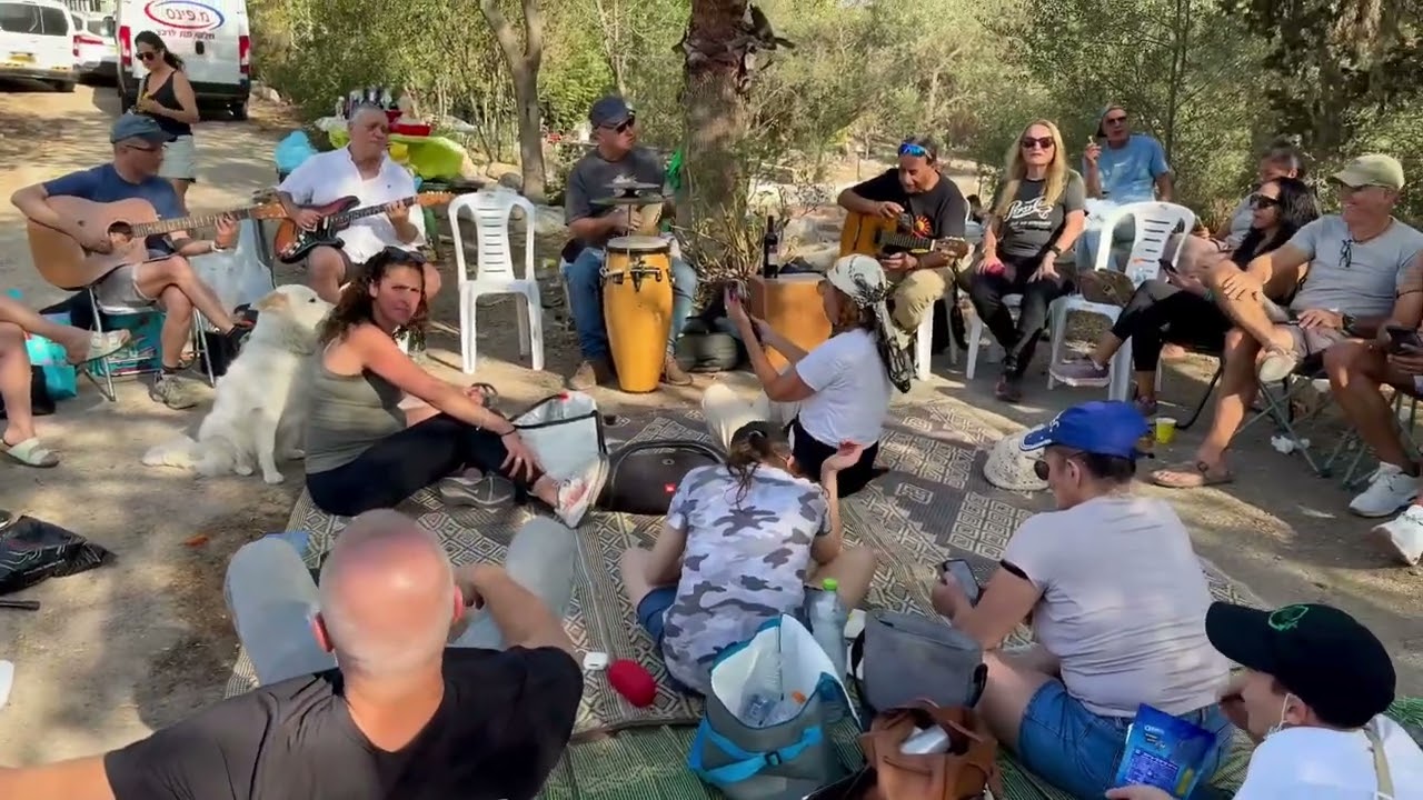 יוני נמרי ז״ל חברי ״צליל מכוון״ נפרדים עם שושנת פלאים