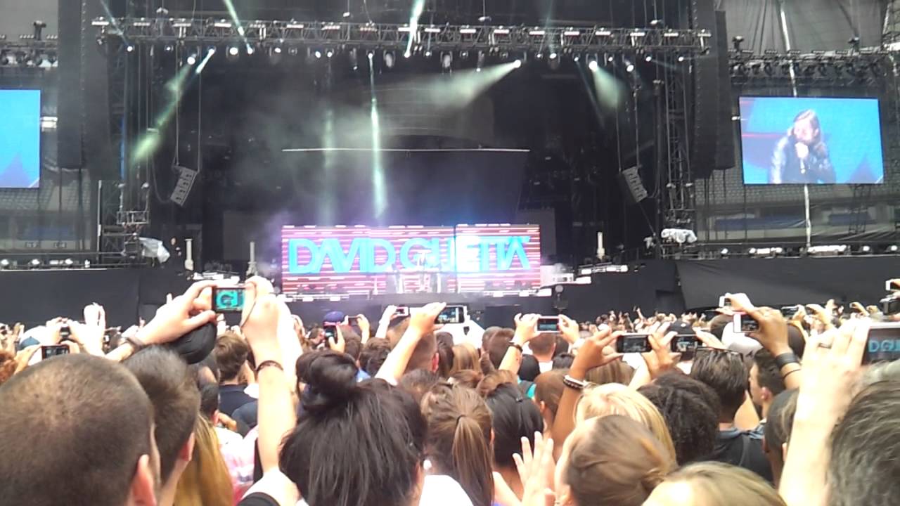 Medley David Guetta - Première partie de Rihanna Stade de France 8 juin 2013
