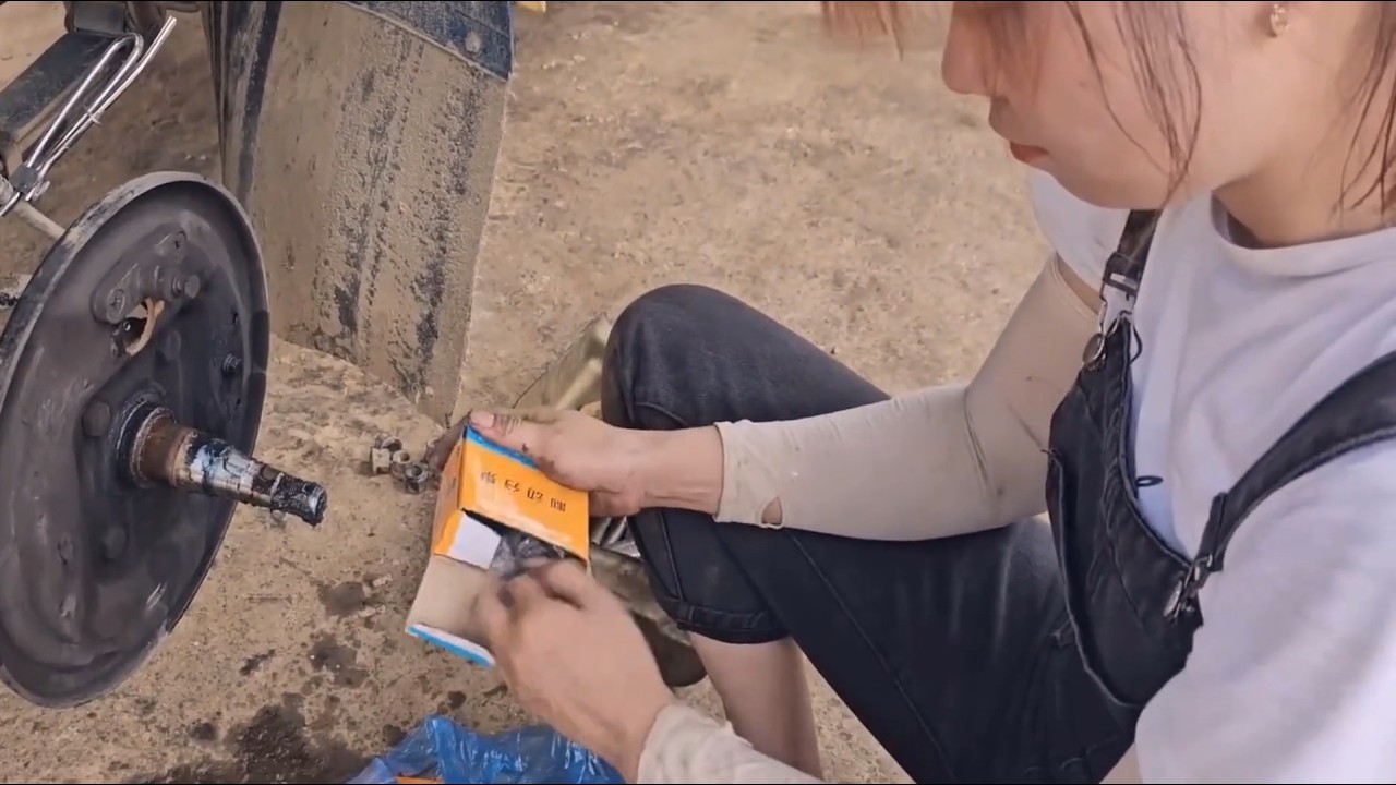 18-Year-Old Genius Girl Successfully Repairs a Rusty 5-Ton Truck Wheel Axle