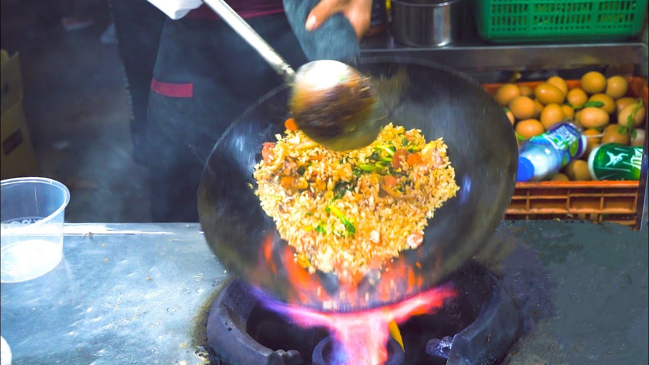 Китайская уличная еда - ночной рынок, мастерское яйцо, жареный рис, жареная лапша, рисовый пирог,