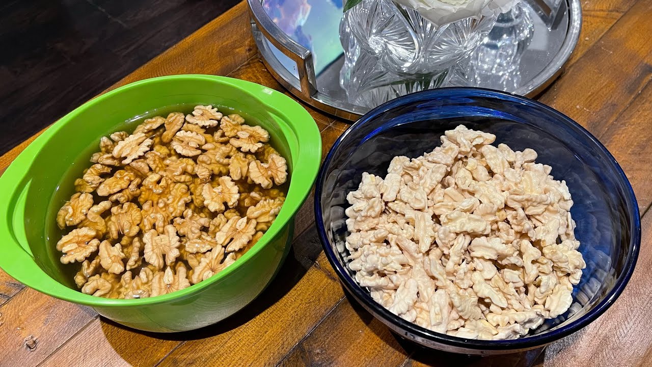 The best way to peel walnuts آسانترين طريقه پوست كردن چهارمغز (گردو) براى هفت ميوه