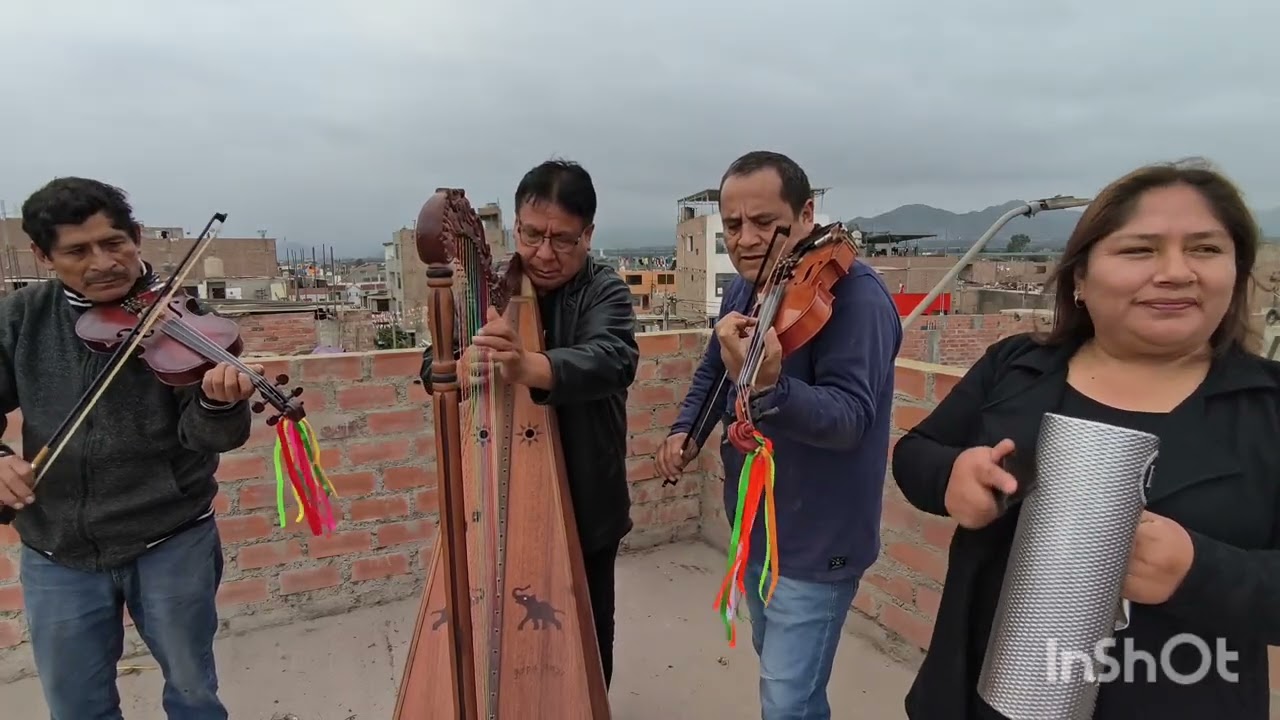 Eleodoro Espinoza violín y Duglas Buitron Arpa  Delma Espinoza voz tema pukutey