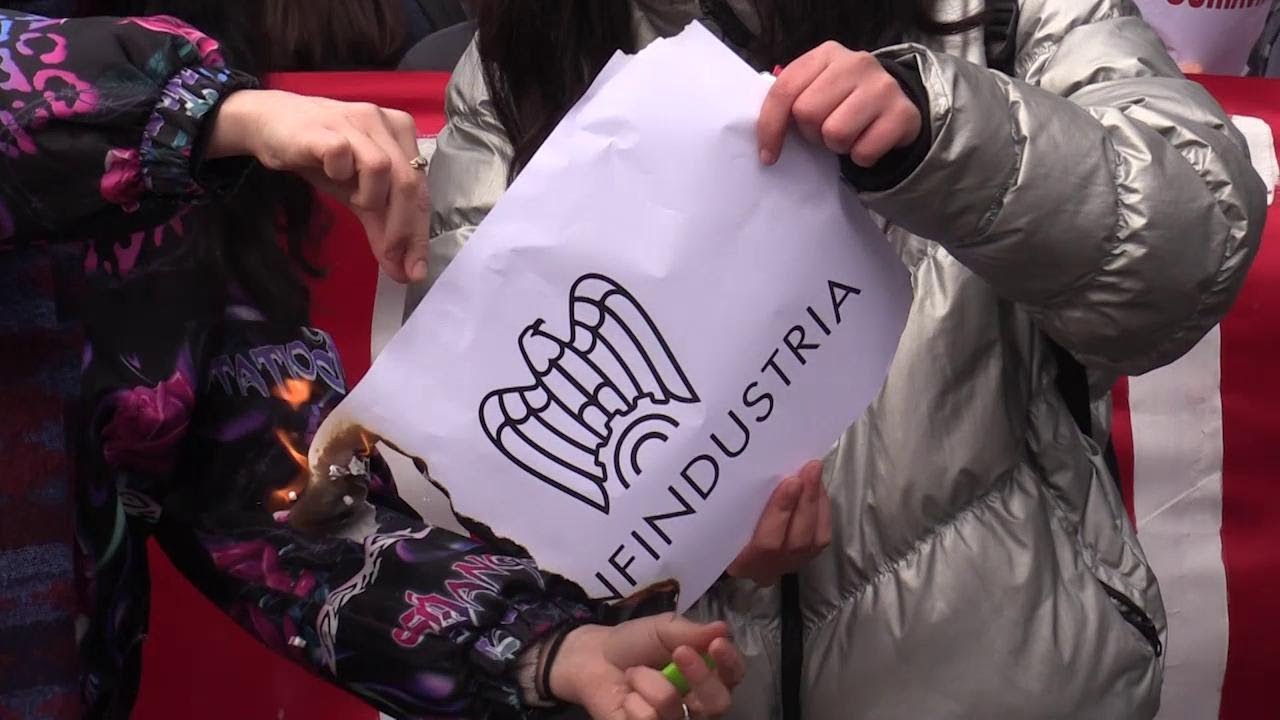 Scuola, a Milano studenti bruciano logo Confindustria: 