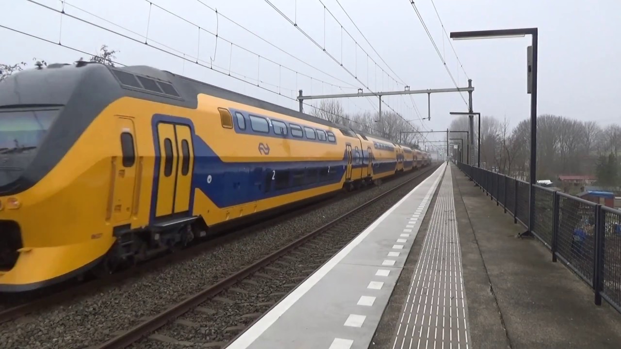 VIRMm 8637 komt door station Zaandam Kogerveld