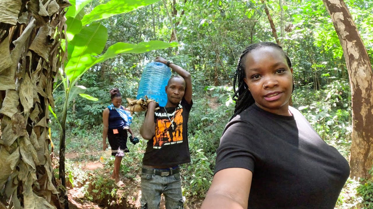 Visiting my mom in the village from 🇺🇲 fetching water for my 🇰🇪kids.meets my fellow villagers.