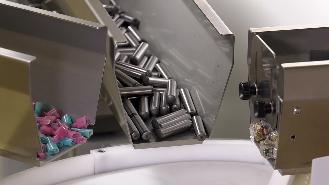 FlexiBowl and Universal Robots multiple parts feeding