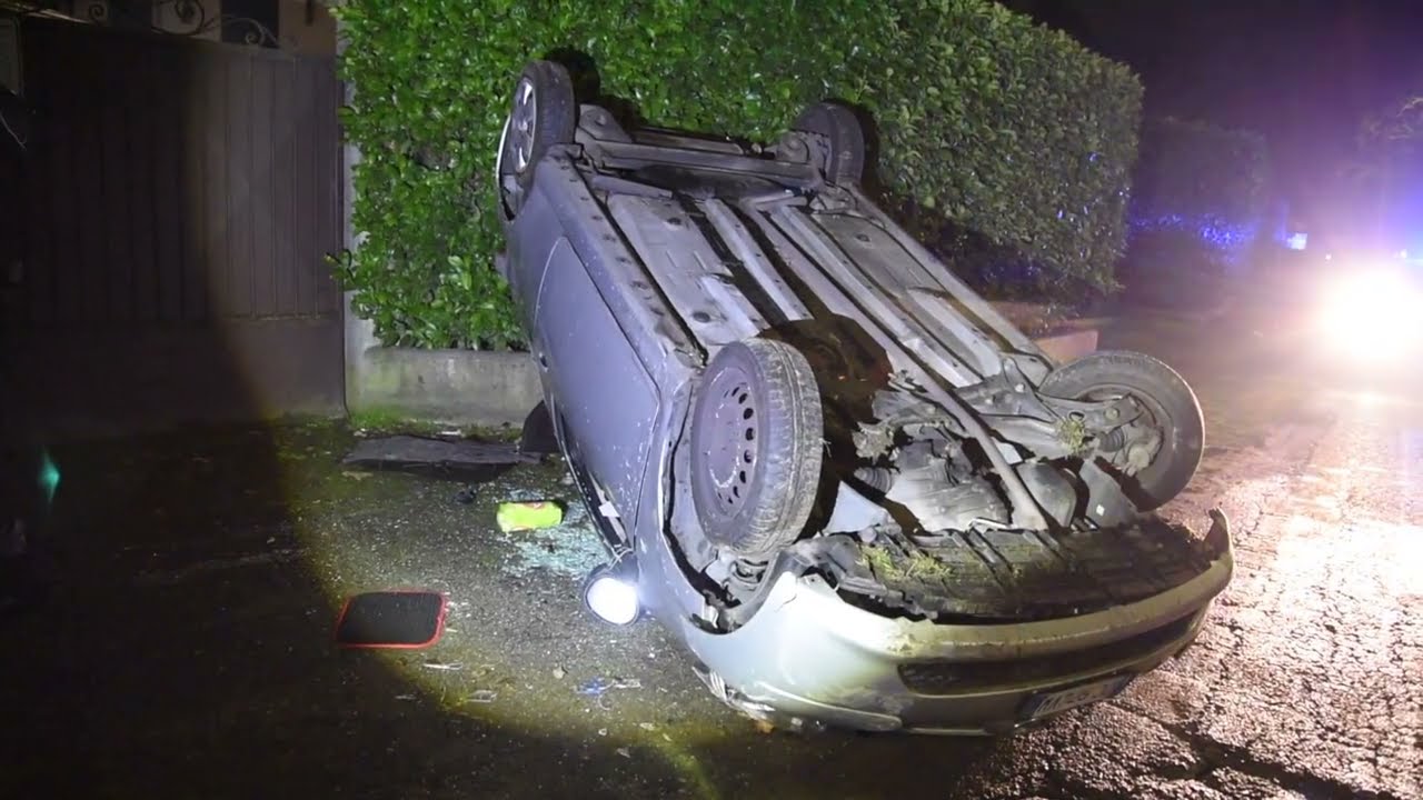 Vigevano: perde il controllo dell’utilitaria e si ribalta contro il cancello di una casa