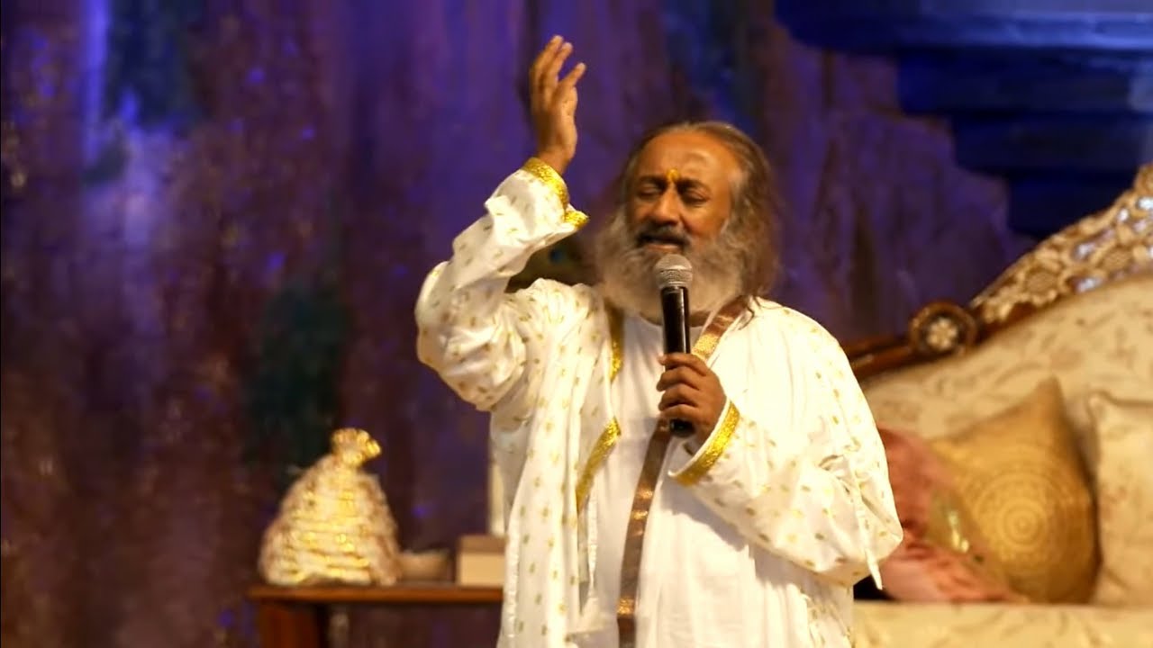 Sri Sri Ravi Shankar Gurudev Singing in Satsang Today from Kolhapur
