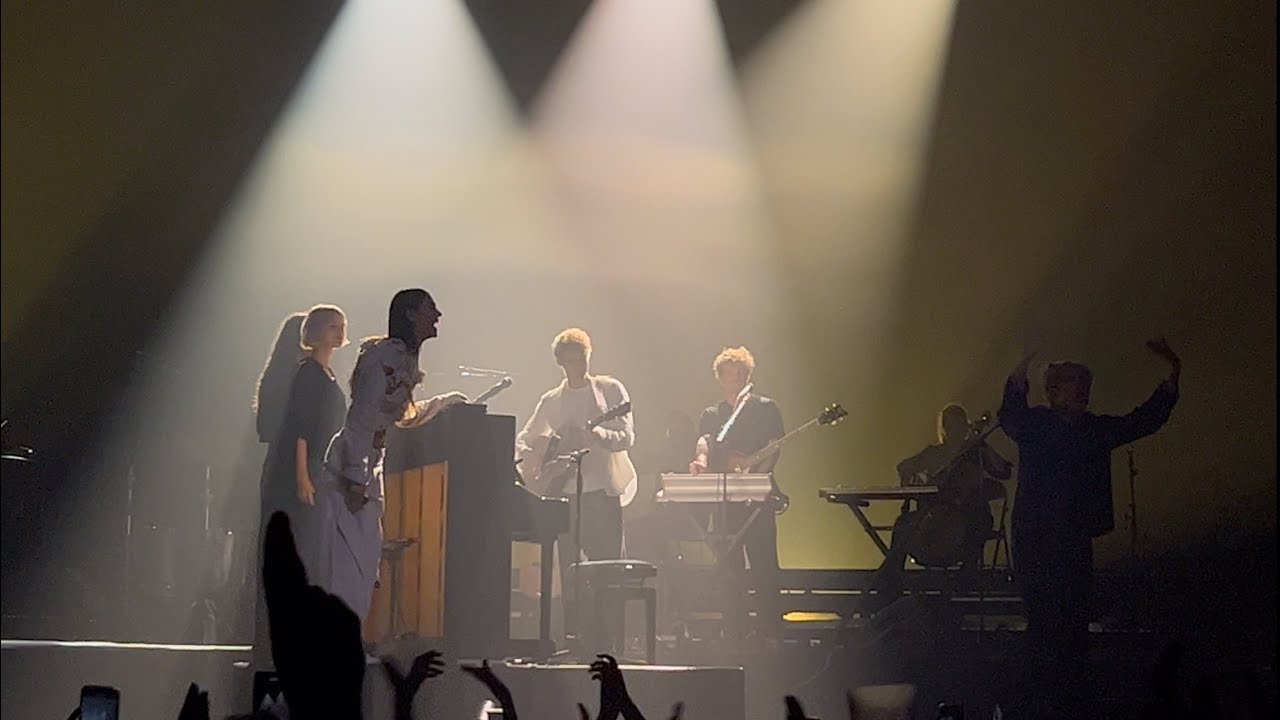 Charlotte Cardin- Next to You (ft. Angèle, Patrick Watson, Aliocha Scheinder) (live at Zénith Paris)