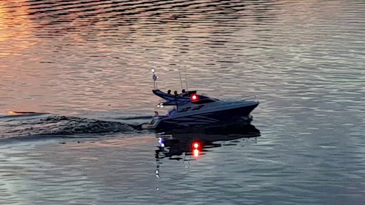 Carson Sunset RC Yacht bei Sonnenuntergang