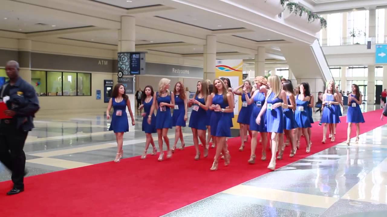 SHRM 06222014 7D Girls walking into SHRM expo