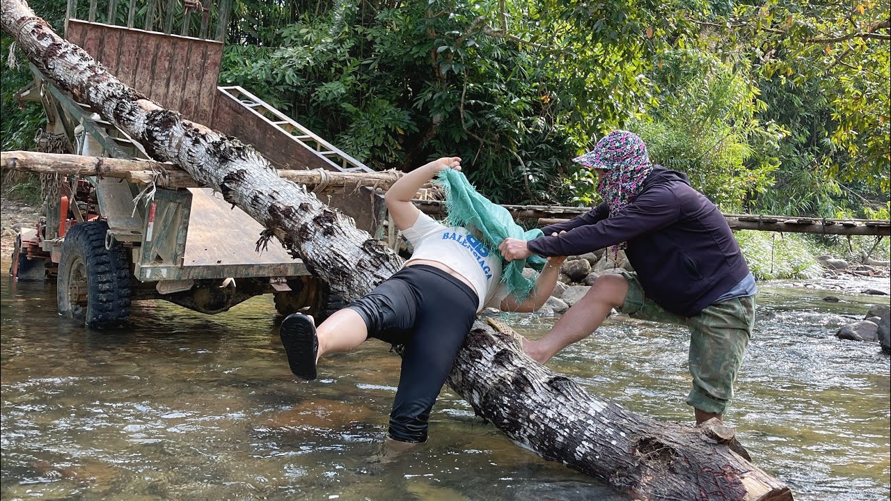 While loading wood onto the truck, the girl encountered an unexpected situation.