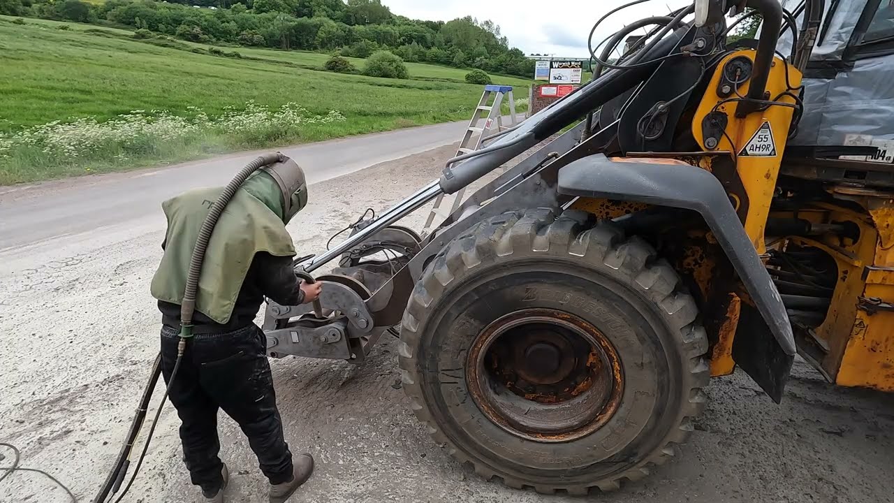 Пескоструйная очистка ржавого фронтального погрузчика