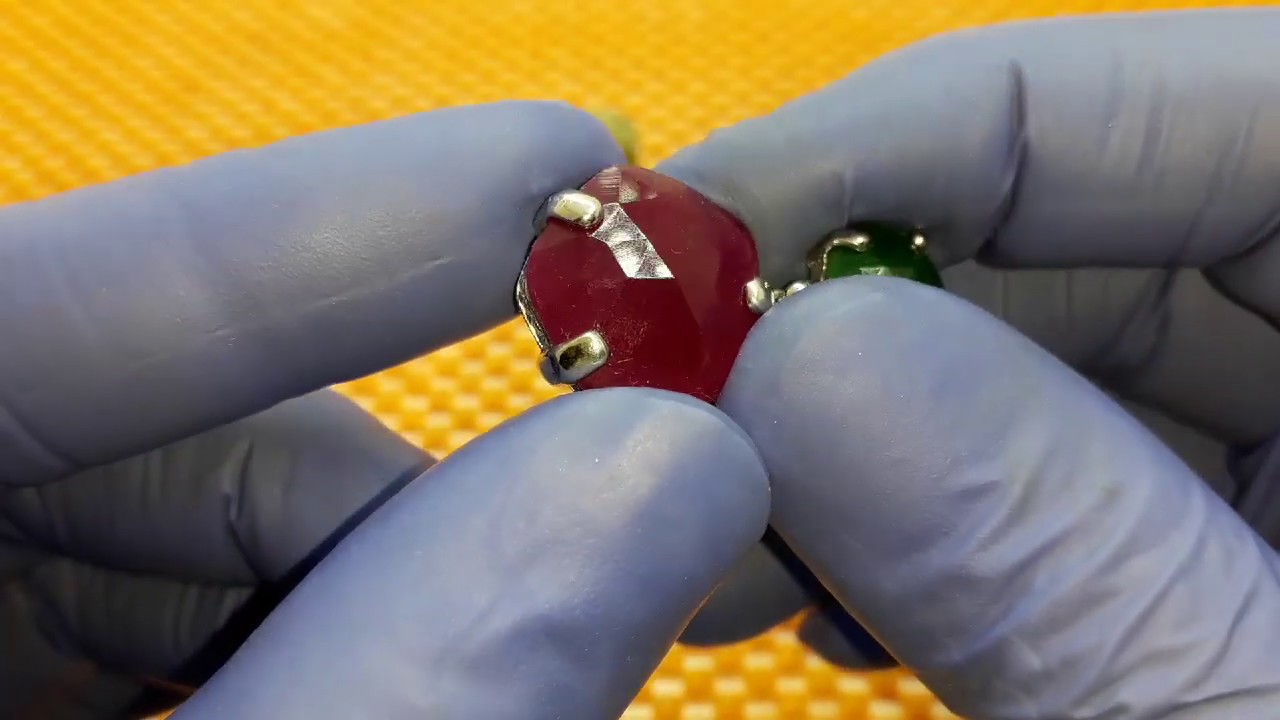 شاهد هذا هوى الياقوت الاصلي الخام الأفريقي.See this original African sapphire hue