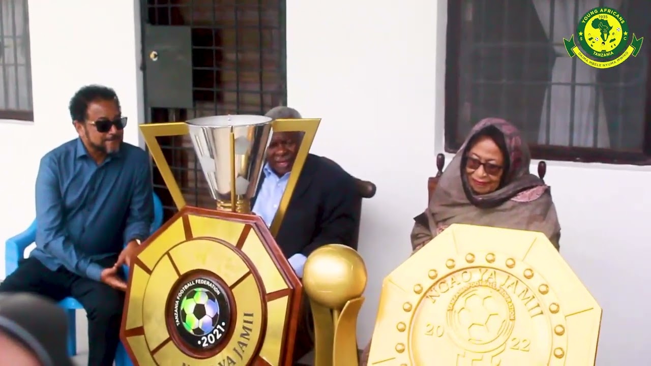 TAZAMA ZIARA YA YANGA KWA MAMA KARUME KUKABIDHI MAKOMBE YETU HAPA.